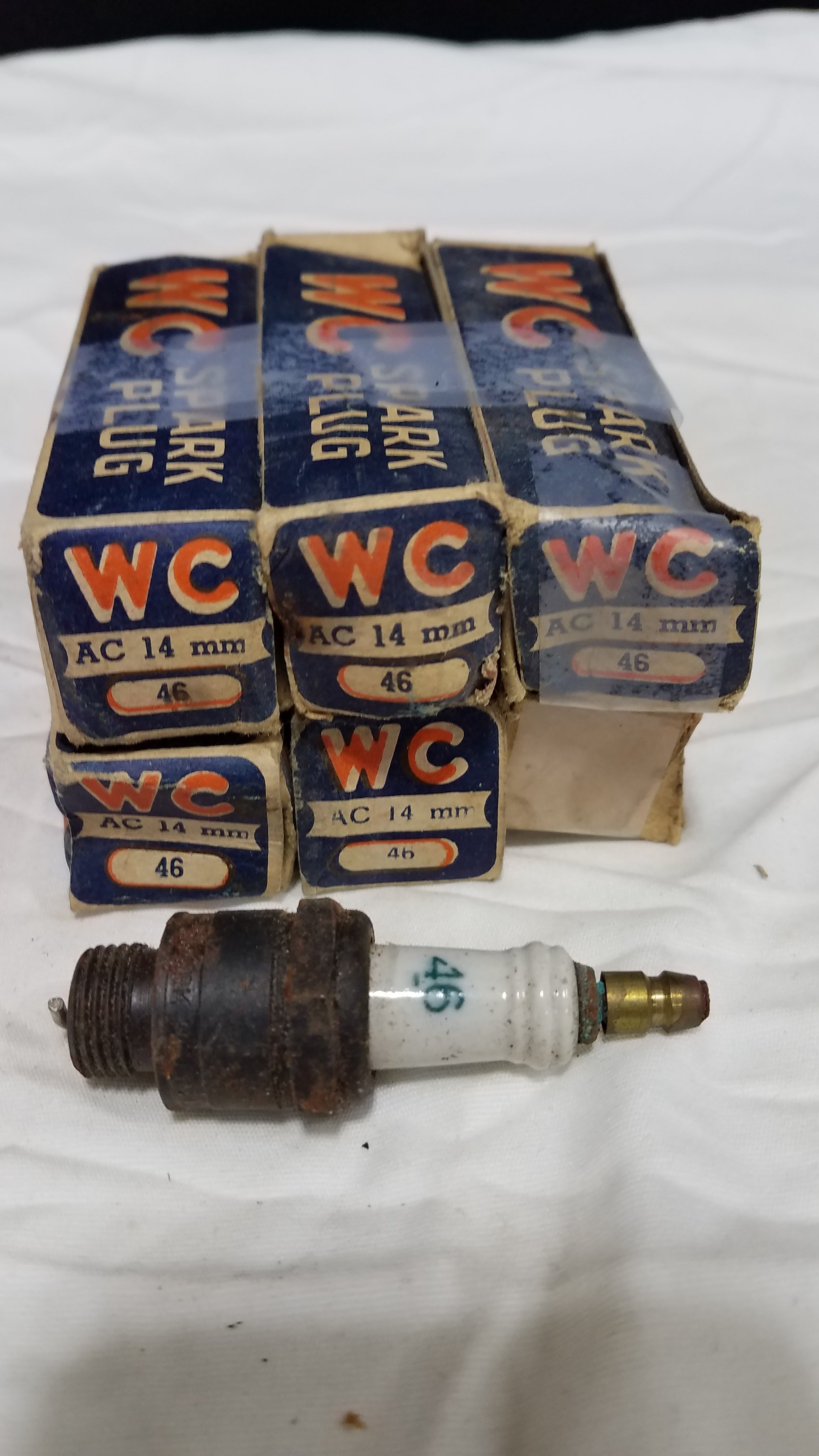 Rare Vintage 6 AC 46 Spark Plugs in WC AC Original Boxes