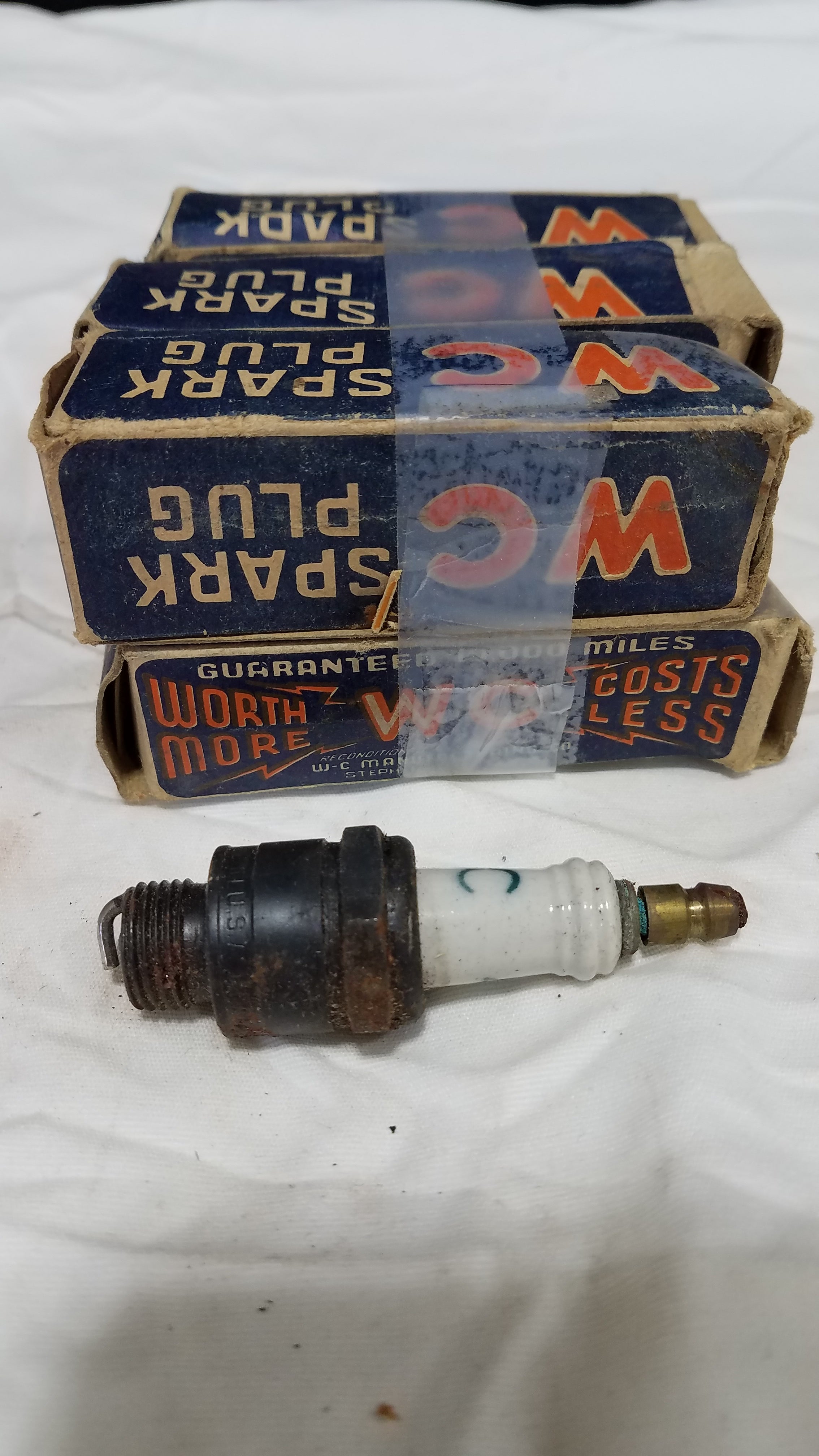 Rare Vintage 6 AC 46 Spark Plugs in WC AC Original Boxes