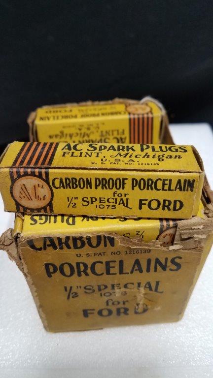 Rare Vintage 20 AC Carbon Proof Porcelain Spark Plugs 1/2" Special 1075 for Ford with Boxes and Carton Display