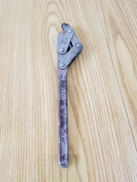 THE ROBERT WRENCH CO. SELF ADJUSTING WRENCH VINTAGE HAND TOOL